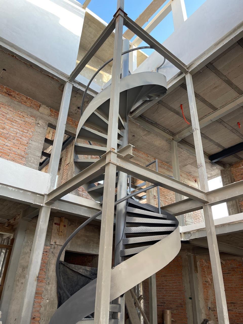 Escalera de caracol. Fabricada y montada en obra.