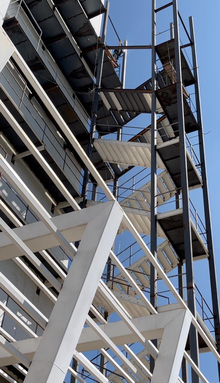 Estructura de edificio. Columnas, trabes y escaleras.